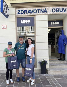 Spokojní zákazníci na kamennej predajni LEON